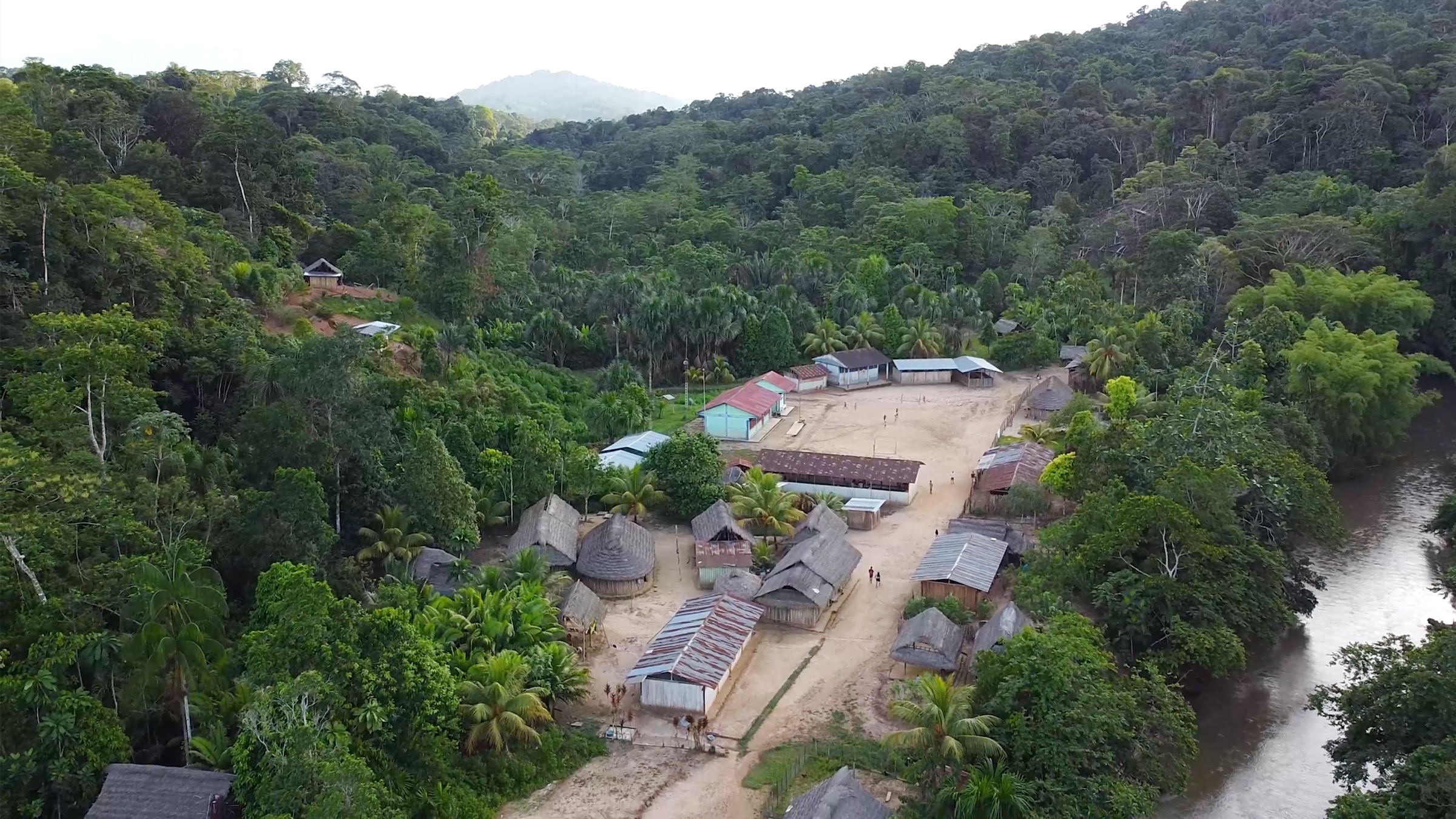 Aldea amazónica junto al río, vista aérea — el territorio de la shiringa